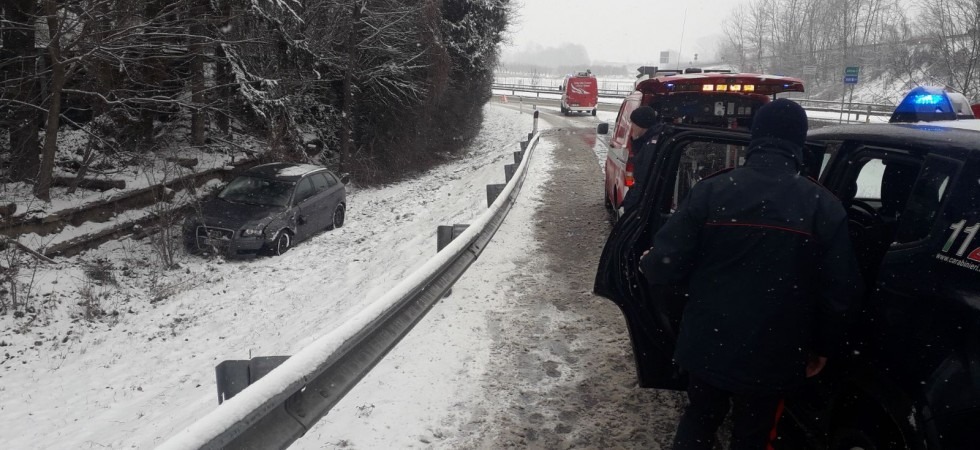 Neve e qualche disagio sulle strade, a Levico un'auto si scontra con lo spazzaneve